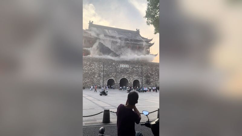 600 Years Of History Lost? Partial Collapse Rocks Chinese Tower, Tourists Affected 600 Years Of History Lost? Partial Collapse Rocks Chinese Tower, Tourists Affected