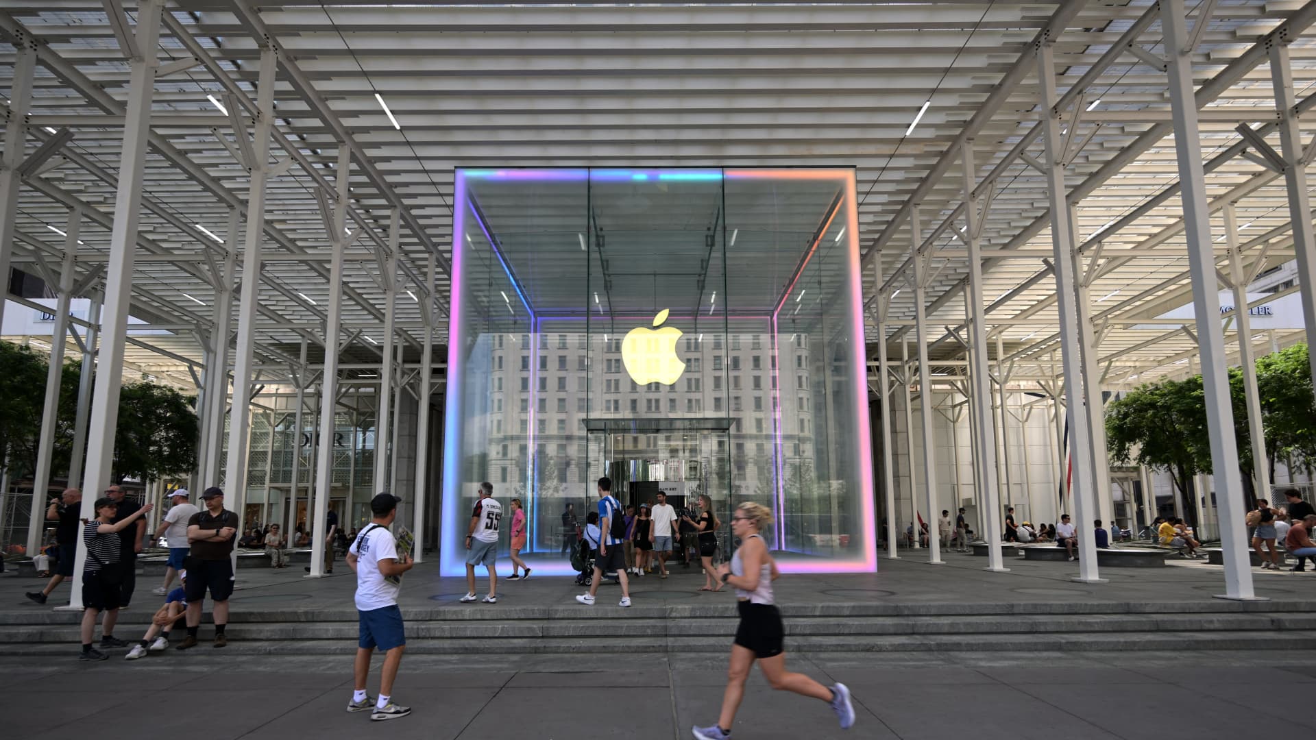 After-Hours Stock Movers: Apple, Reddit, Amazon, First Solar & More After-Hours Stock Movers: Apple, Reddit, Amazon, First Solar & More