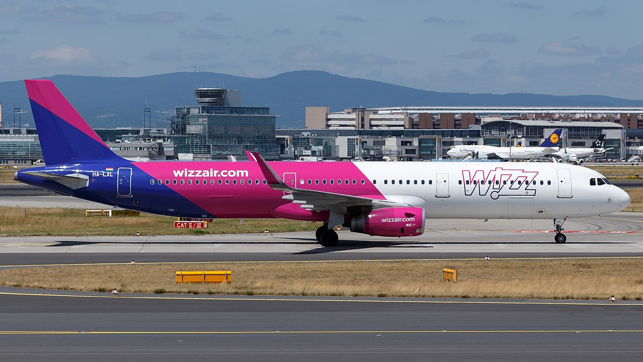 Amsterdam Airport: Wizz Air A321 Makes Emergency Landing Amsterdam Airport: Wizz Air A321 Makes Emergency Landing