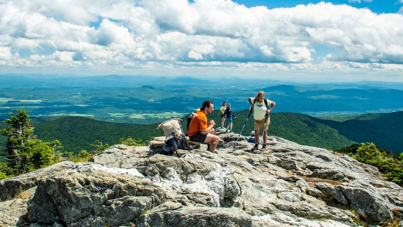 Canadian Tourism Campaign, Democratic Party In-Fighting, Louvre Problems: News Roundup Canadian Tourism Campaign, Democratic Party In-Fighting, Louvre Problems: News Roundup