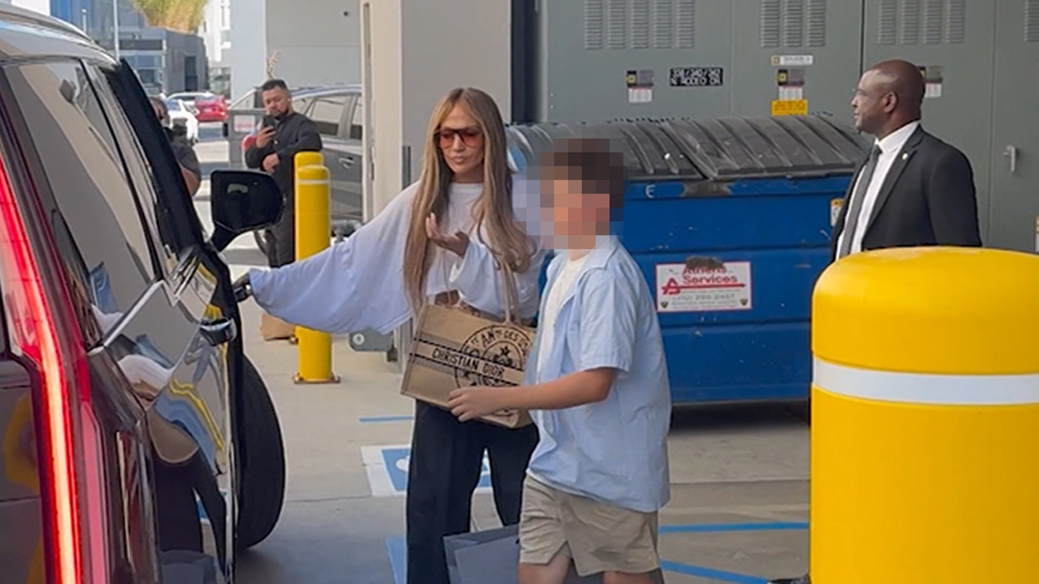 Casual Lunch: Jennifer Lopez And Ben Affleck's Son Samuel Casual Lunch: Jennifer Lopez And Ben Affleck's Son Samuel