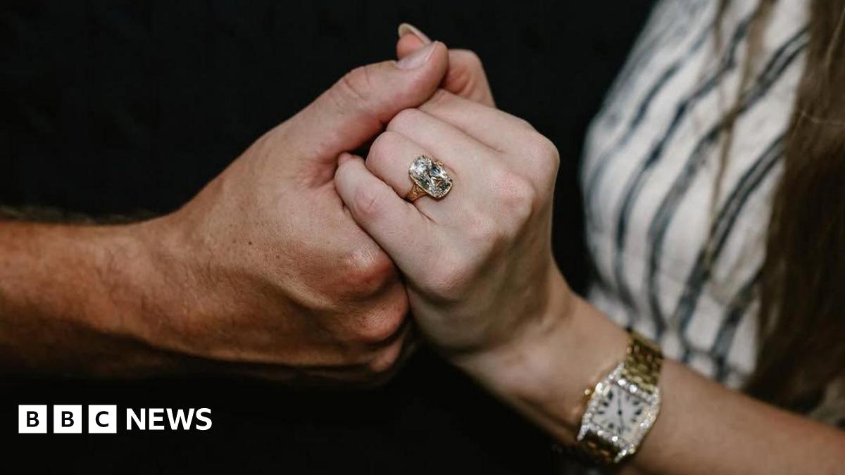 Celebrity Engagement Rings: Taylor Swift's Massive Diamond And The Growing Trend Celebrity Engagement Rings: Taylor Swift's Massive Diamond And The Growing Trend
