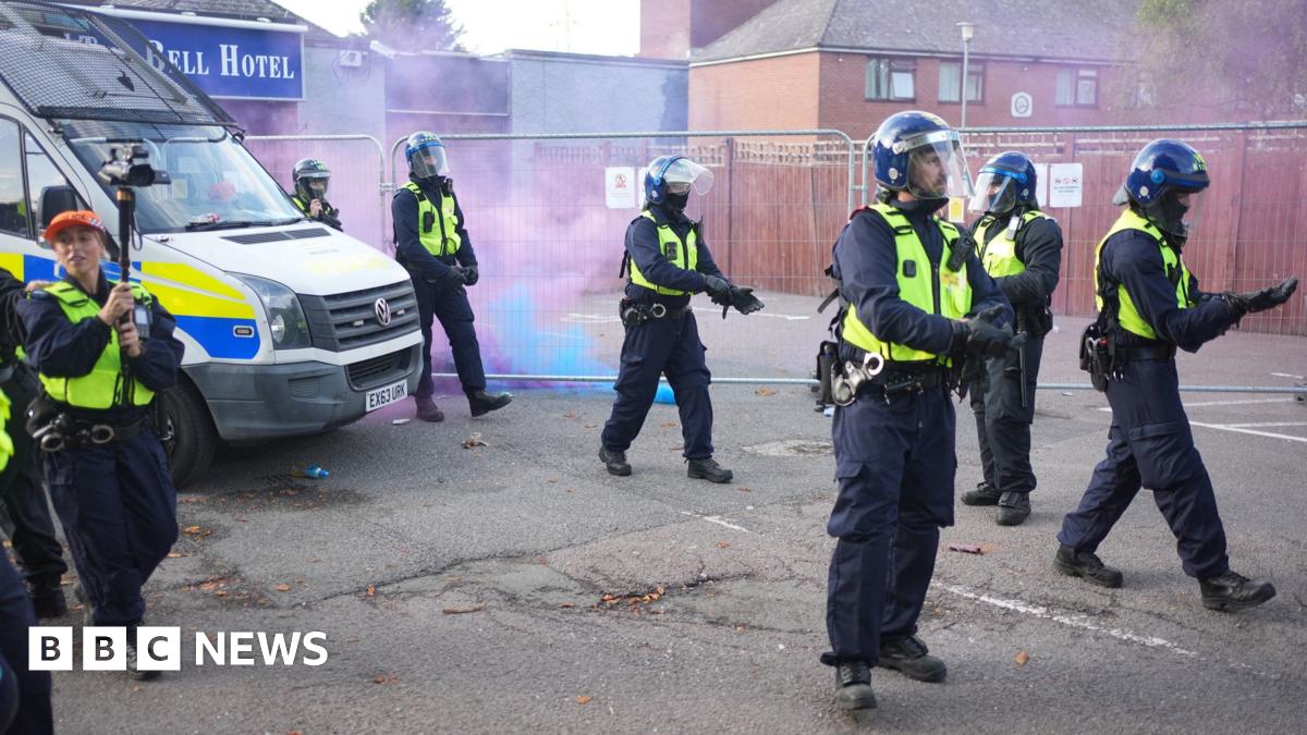 Epping Protests Turn Violent: Bottles And Flares Thrown Epping Protests Turn Violent: Bottles And Flares Thrown