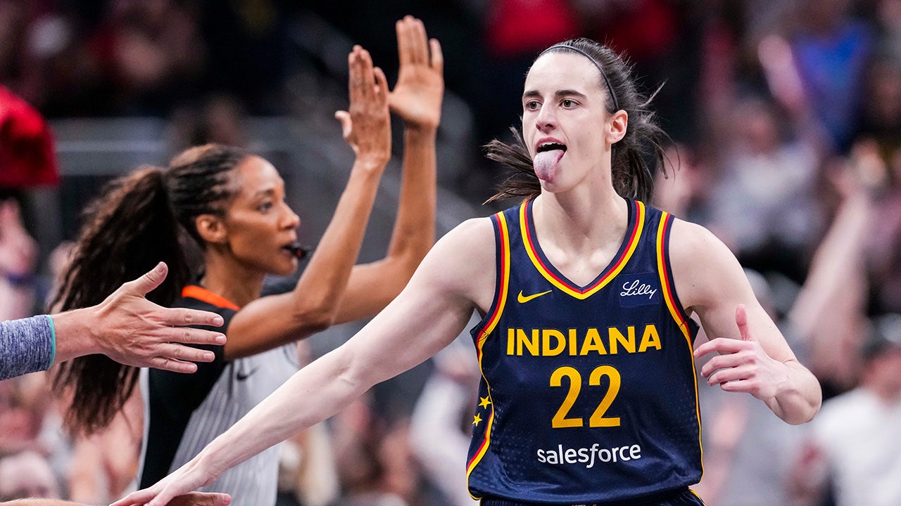 Hall Of Famer Reacts To Caitlin Clark's Record-Breaking 3-Pointers Hall Of Famer Reacts To Caitlin Clark's Record-Breaking 3-Pointers