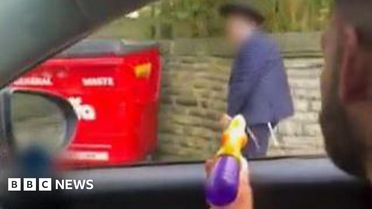 Hate Crime Investigation: Pair Detained After Spraying Water At Orthodox Jews Hate Crime Investigation: Pair Detained After Spraying Water At Orthodox Jews