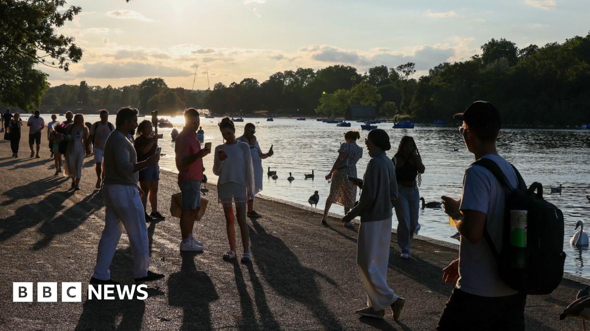 Heatwave To Peak At 30C Today: Weather Warning Remains In Effect Heatwave To Peak At 30C Today: Weather Warning Remains In Effect