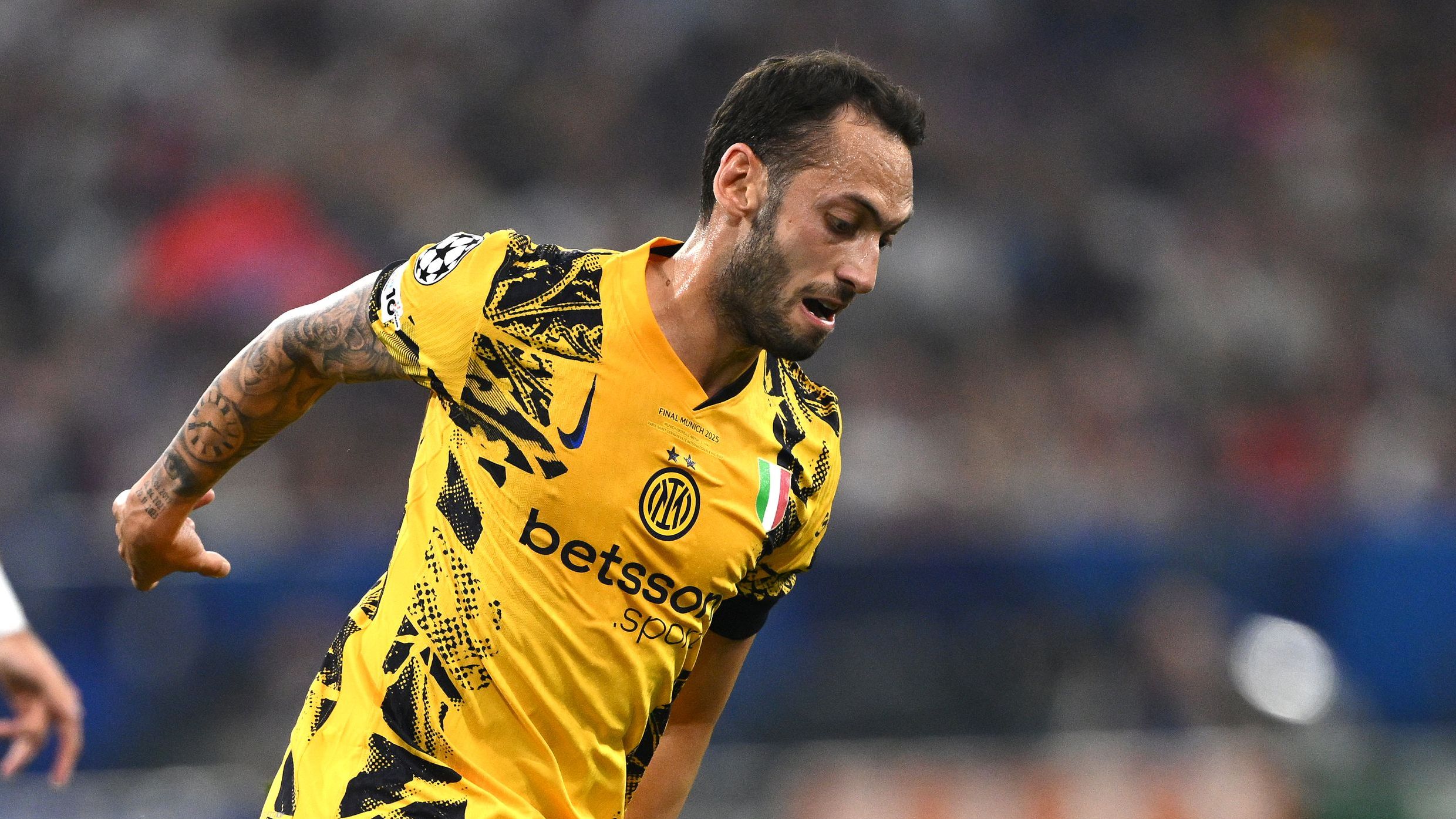 Manchester United's Calhanoglu Interest: Bidding War Looms?