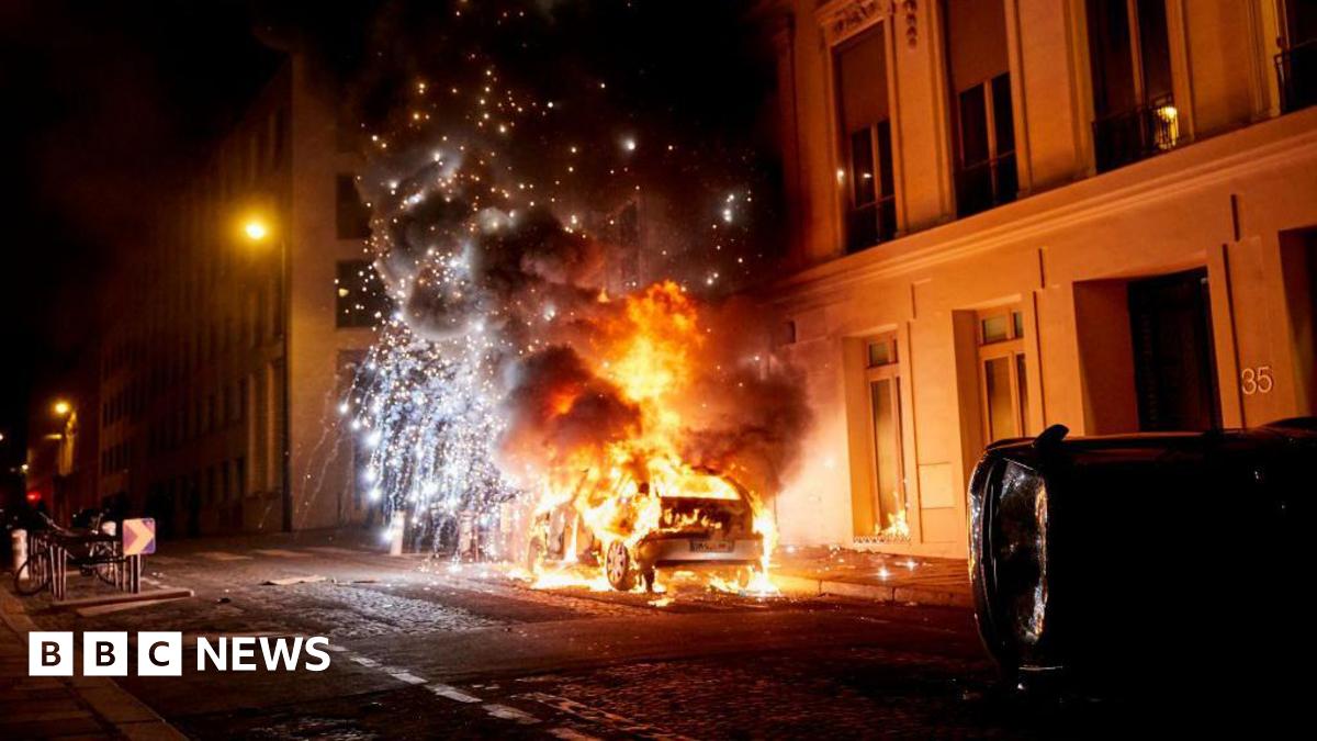 Paris Police Confront PSG Fans After Champions League Win: Reports Of Clashes Paris Police Confront PSG Fans After Champions League Win: Reports Of Clashes