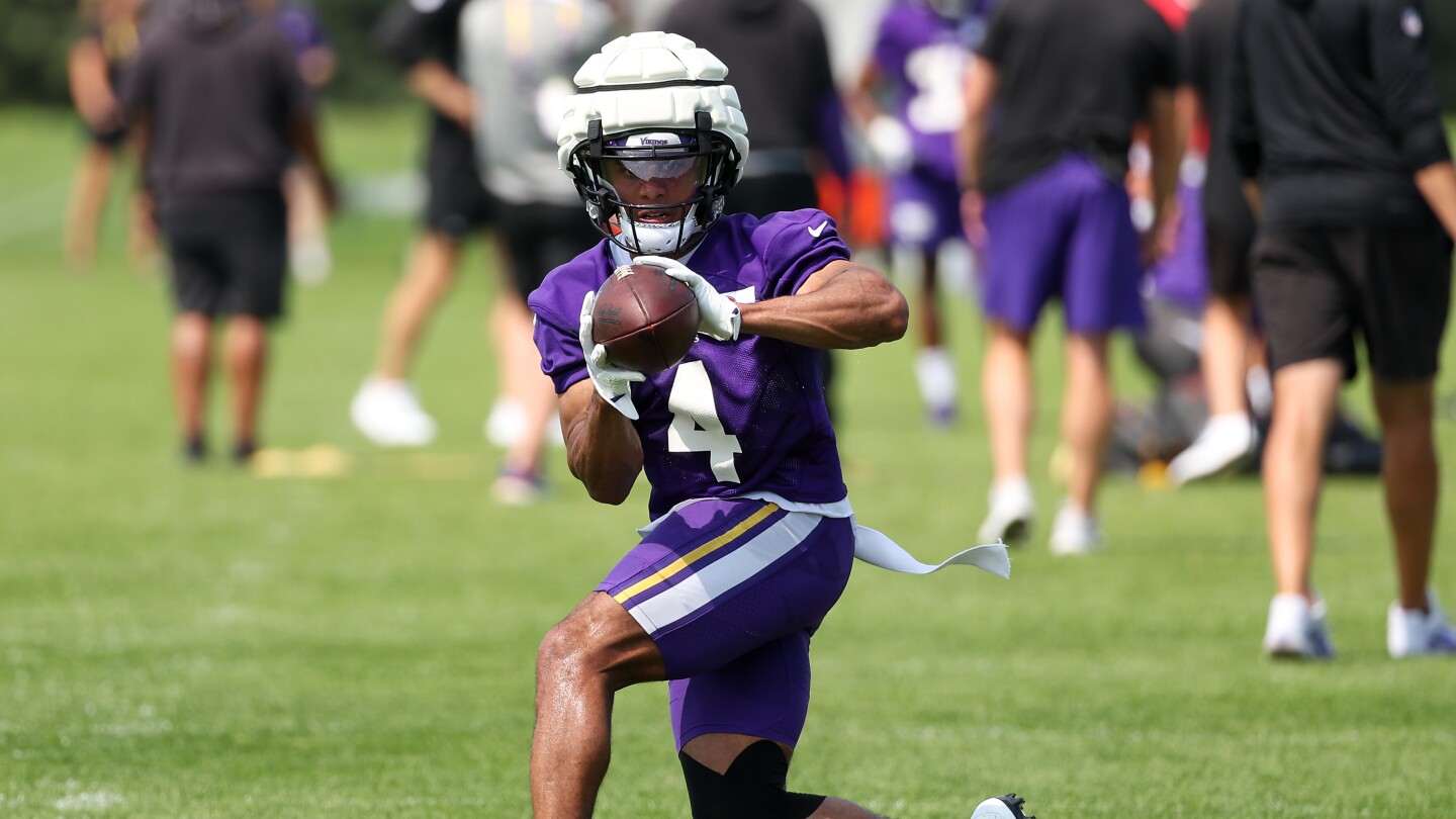 Update: Rondale Moore Carted Off; Severity Of Vikings WR's Leg Injury Unknown Update: Rondale Moore Carted Off; Severity Of Vikings WR's Leg Injury Unknown