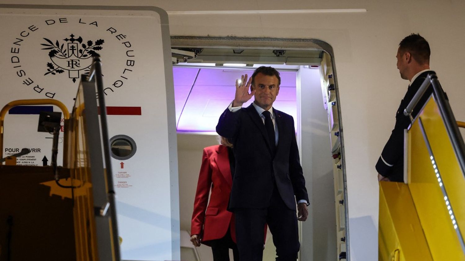 Vidéo Controversée À L'Elysée : Éclaircissements Sur L'incident Entre Brigitte Et Emmanuel Macron Vidéo Controversée À L'Elysée : Éclaircissements Sur L'incident Entre Brigitte Et Emmanuel Macron